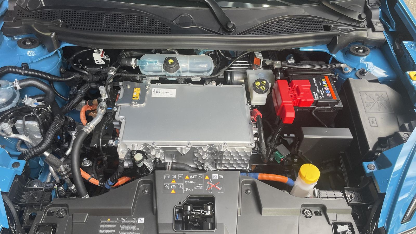 El motor más potente de los dos se combinará con los dos niveles con más equipamiento de serie, el intermedio y el alto; el que lo es menos, con el más bajo y el intermedio.