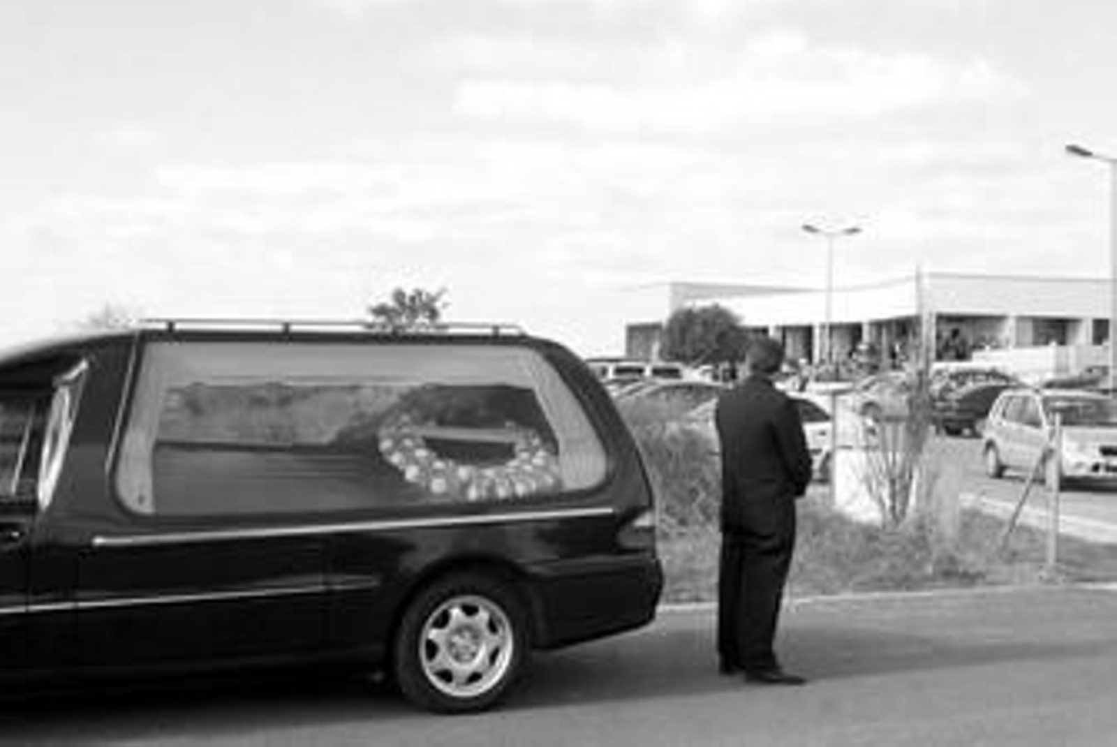 El coche fúnebre, ayer a su llegada al tanatorio con los restos mortales de Guti.
