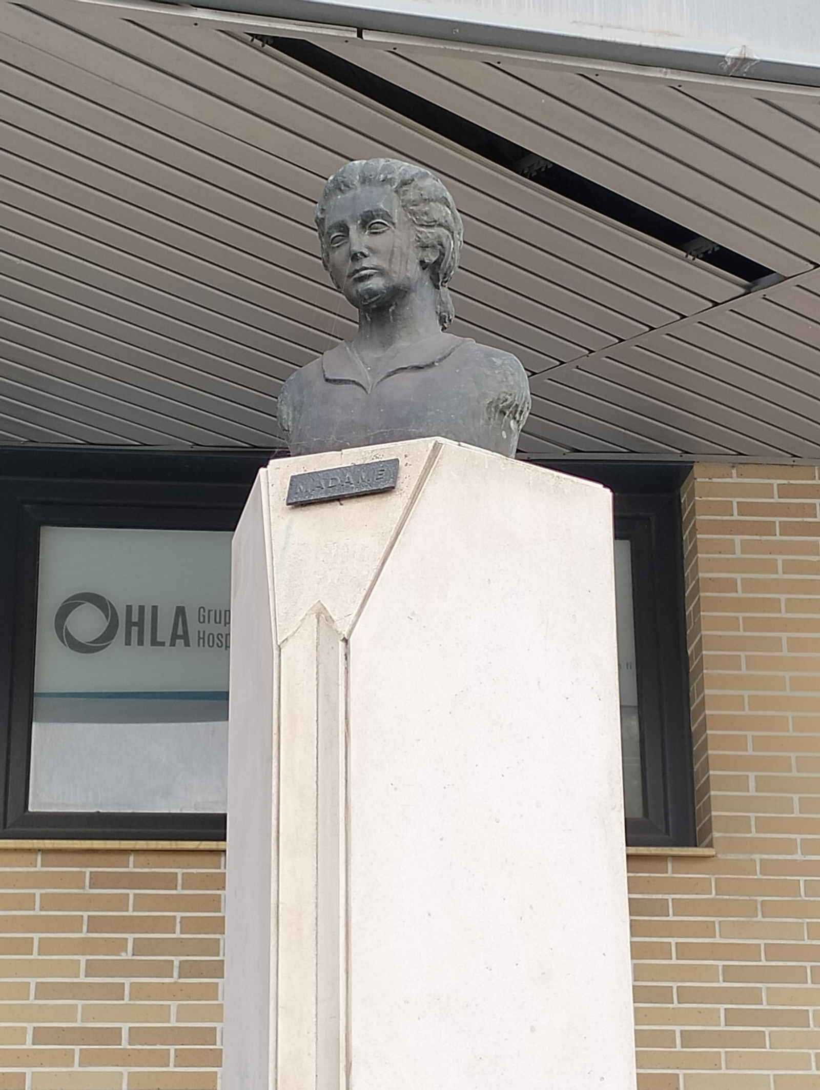 Busto de Madame Ivonne Cazenavem realizado por el escultor onubense Antonio León Ortega.