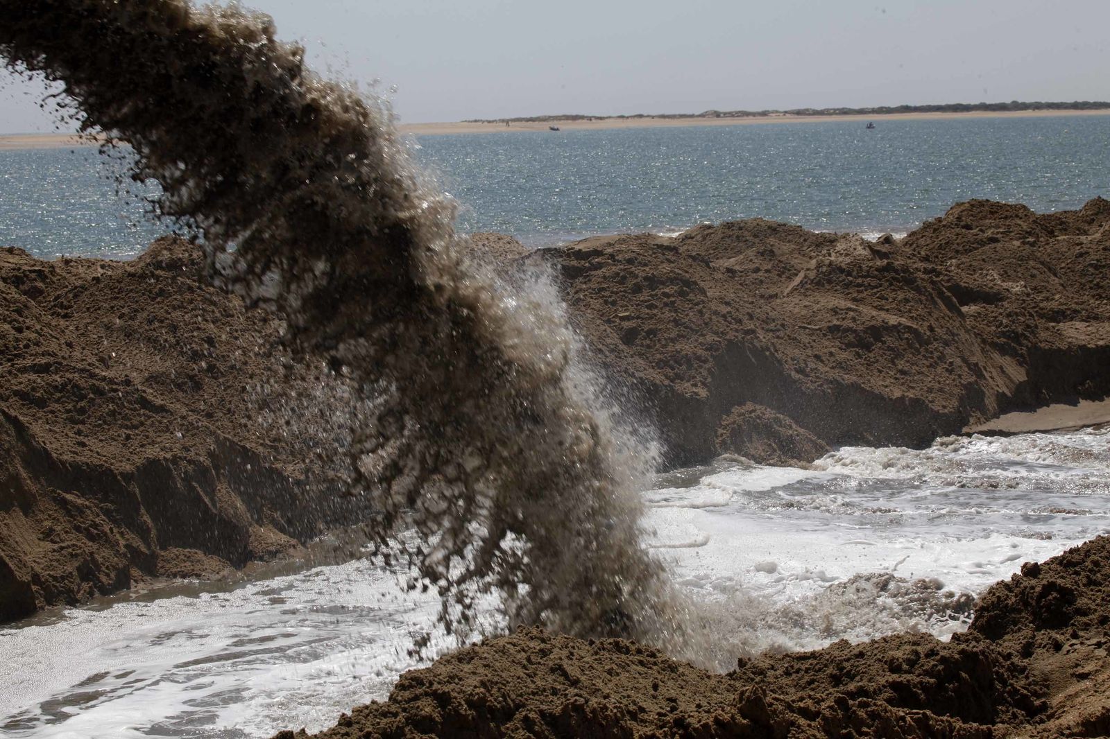 El inicio de los trabajos de regeneración de la arena en la playa de El Portil