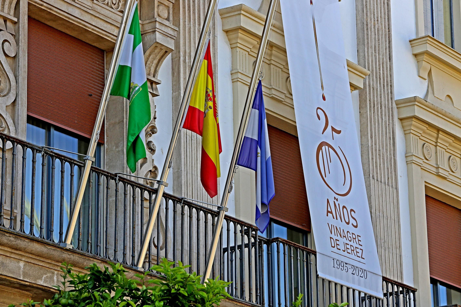 Fachada del Consejo Regulador con las banderas a media asta por el luto oficial por las víctimas del Covid, cerrado ayer.