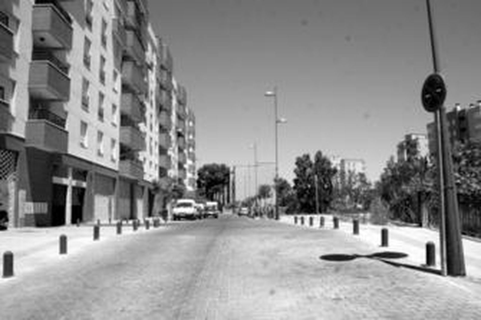 La señal vertical que prohíbe aparcar en la calle que da a la espalda de la plaza Verboom.