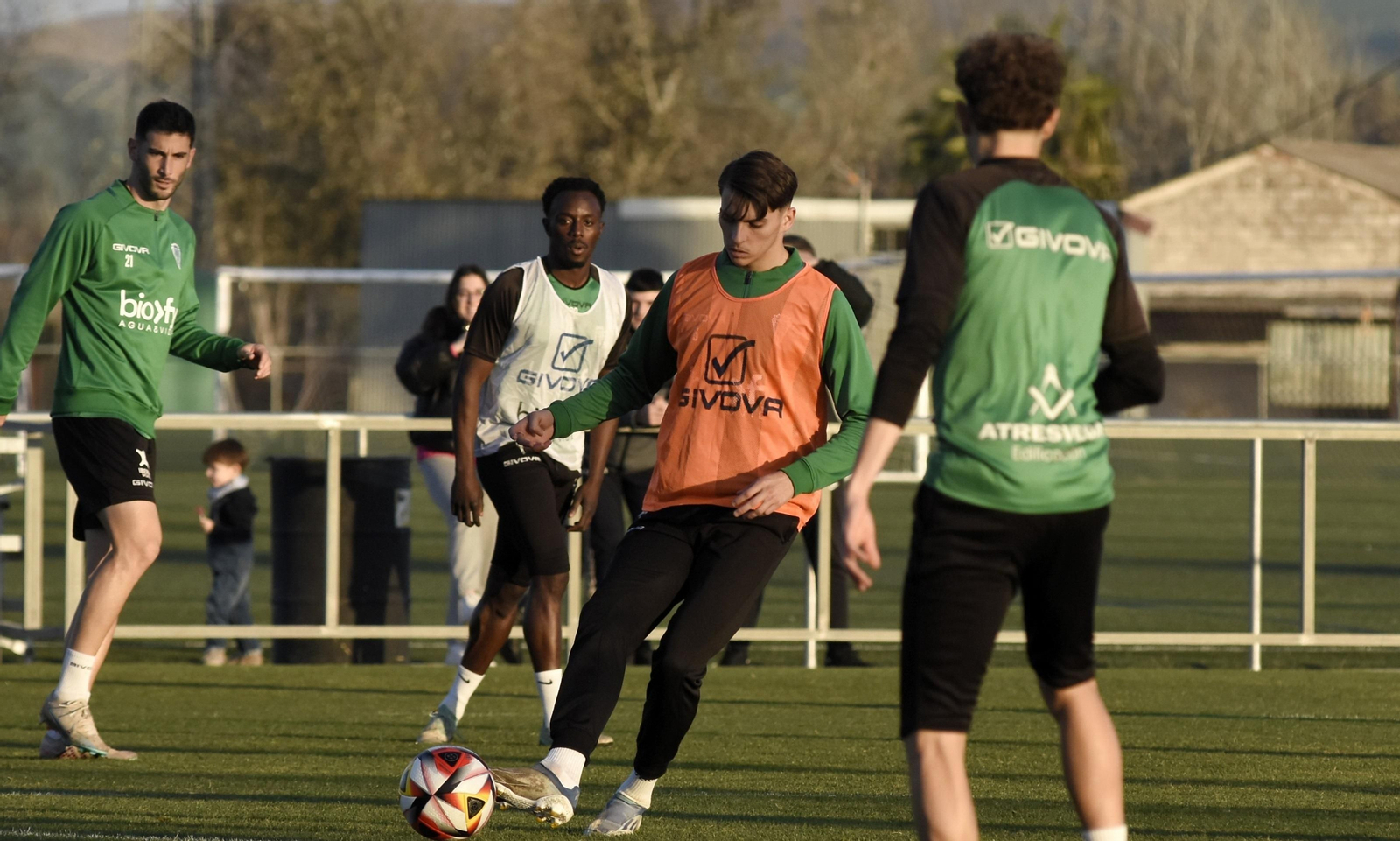 Álex Sala golpea el balón durante un entrenamiento.