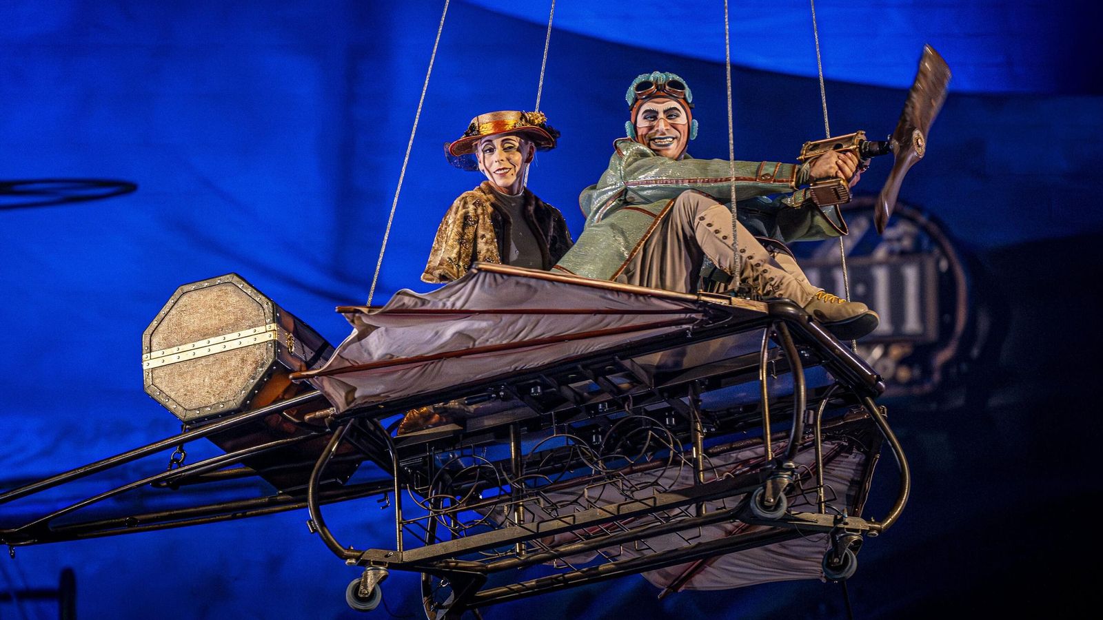 Dos intérpretes sobrevuelan el patio de butacas.