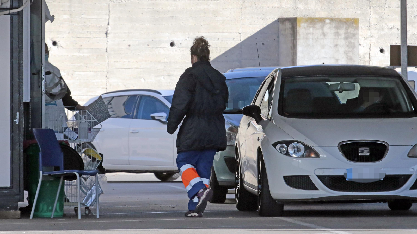 Vehículos en el autocovid del hospital de Jerez para las pruebas de PCR.