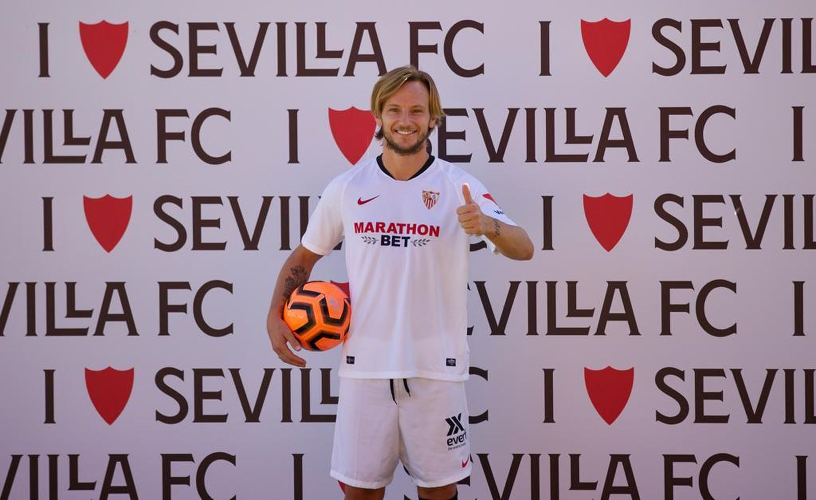 Rakitic, durante su presentación como jugador del Sevilla.