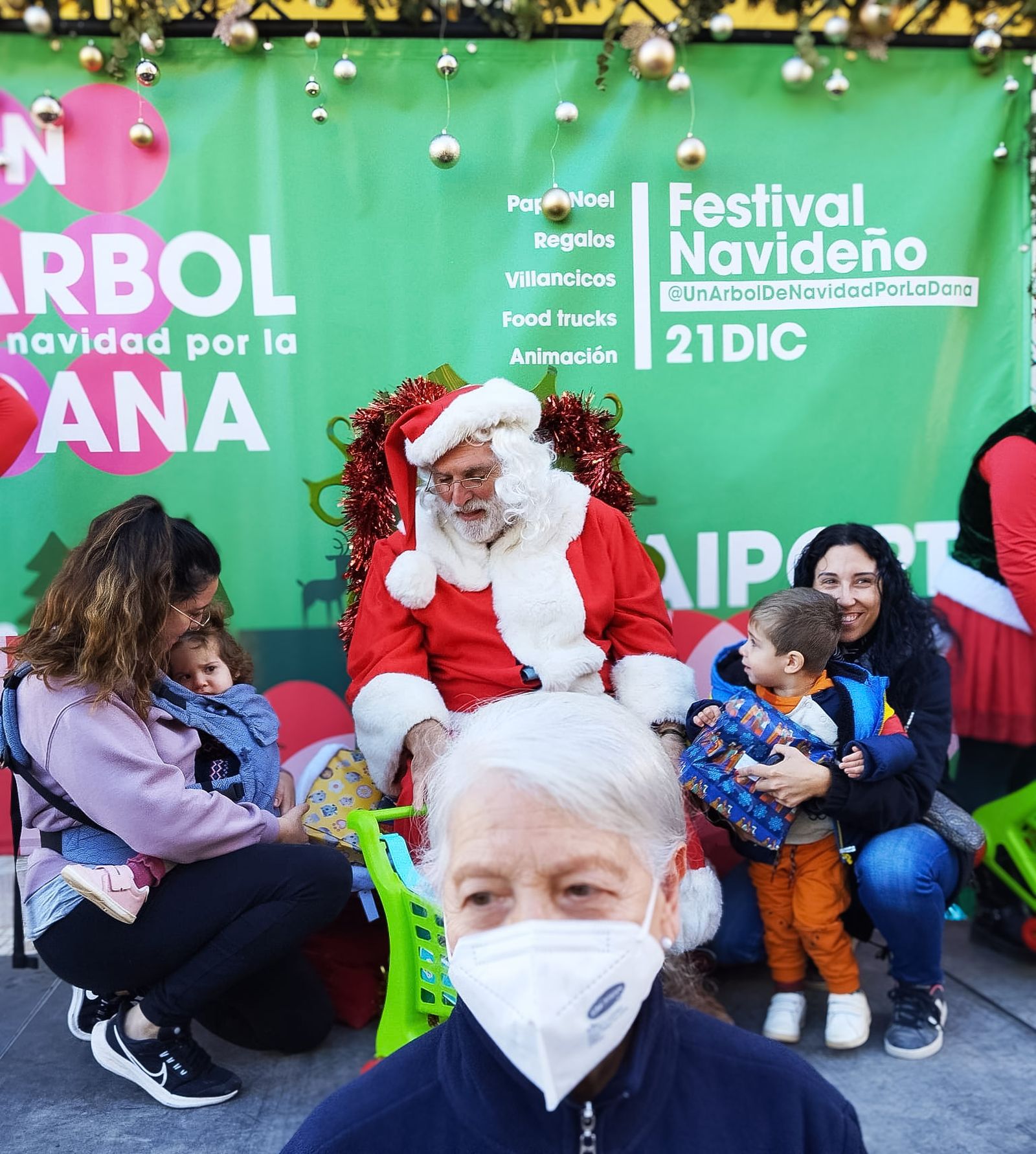 Chef José Andrés de Papa Noel ofreciendo regalos.