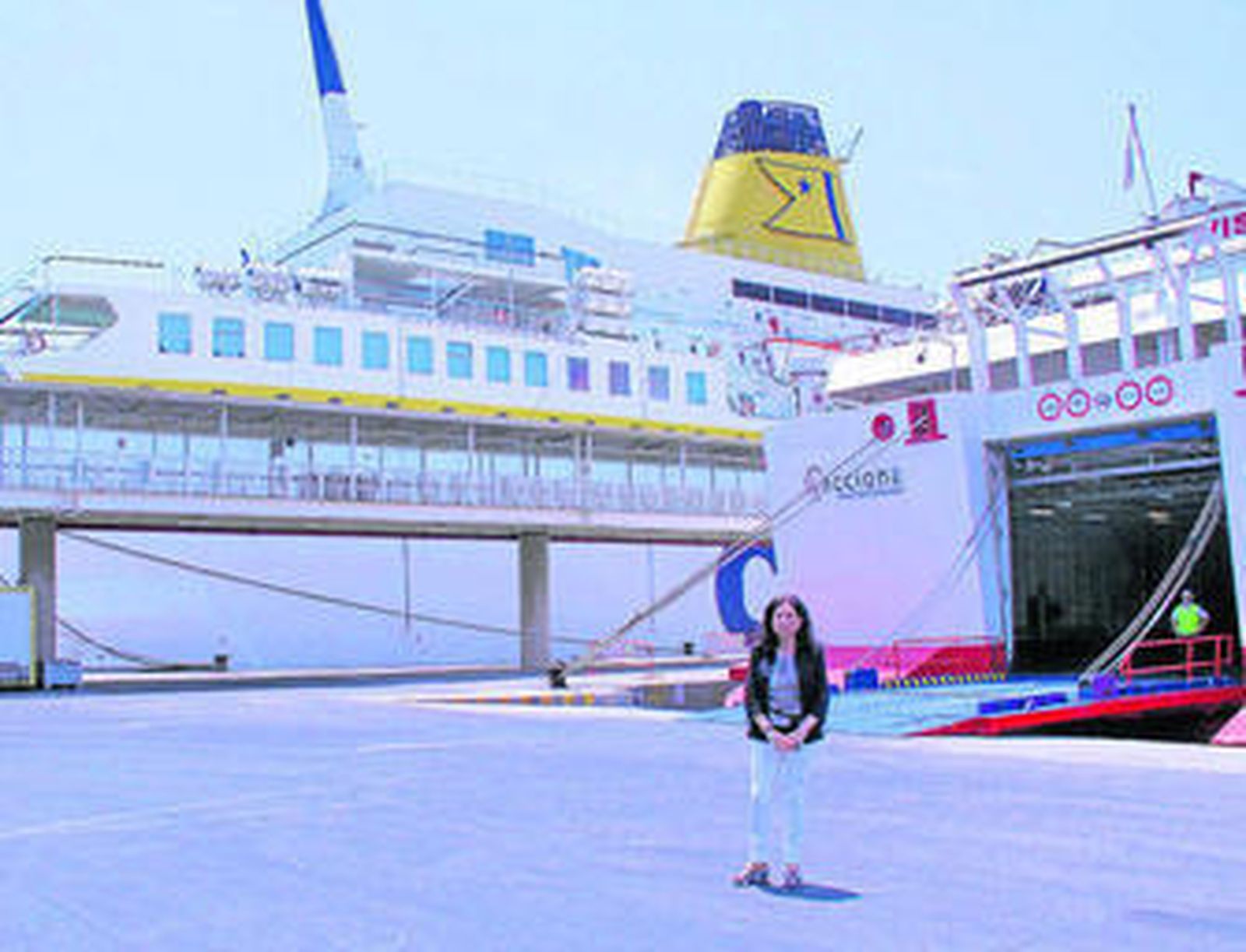 La presidenta de la Autoridad Portuaria, Trinidad Cabeo, junto a dos de los barcos que operarán durante la OPE.