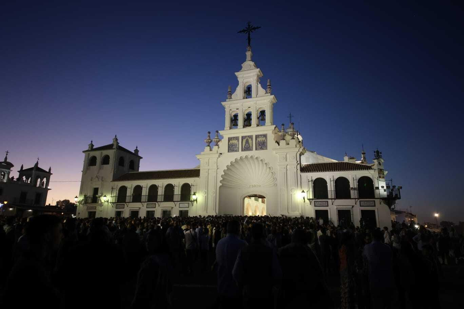 El Simpecado de Jerez a los pies de la Virgen del Rocío