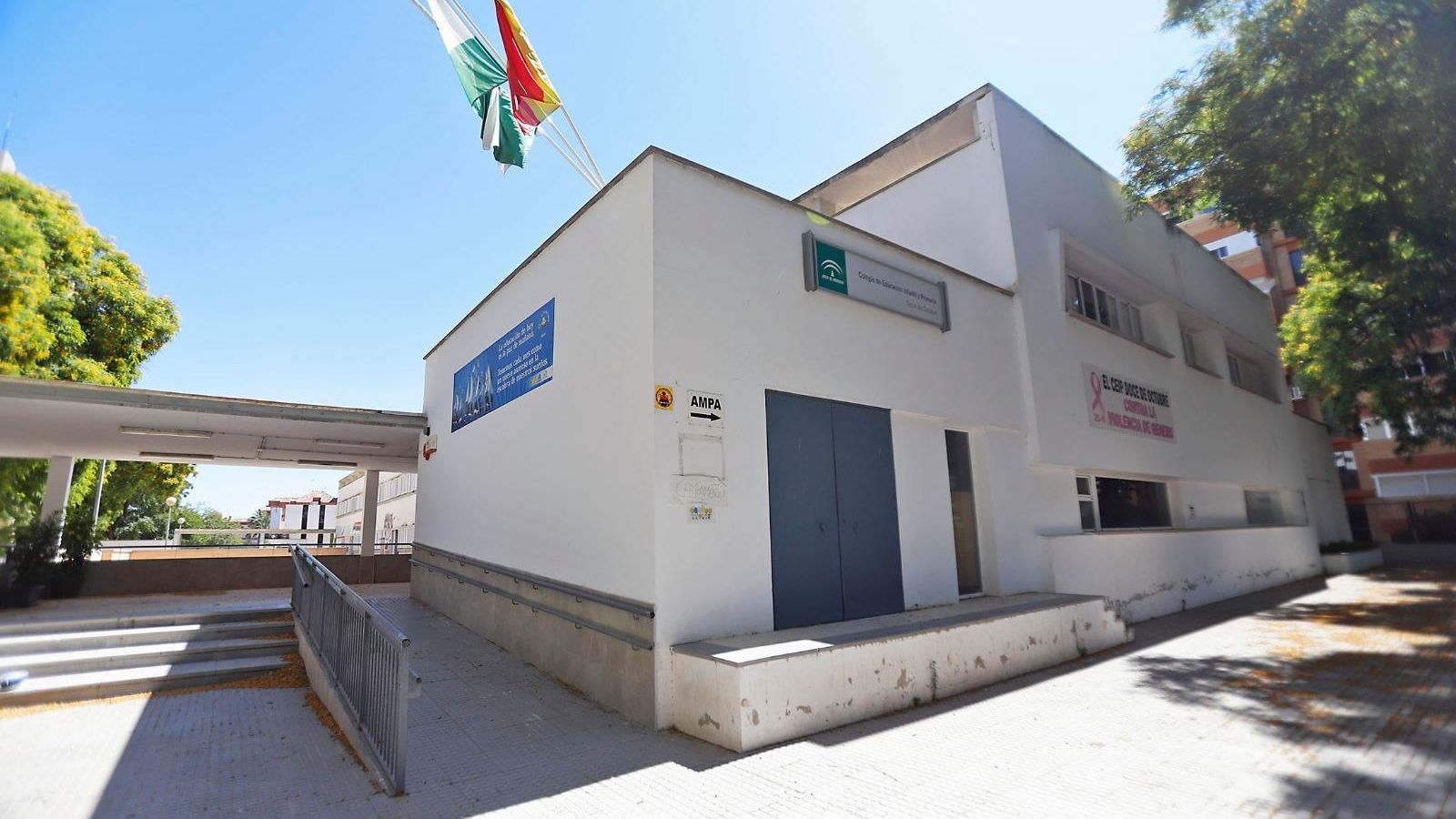 Fachada del colegio Doce de Octubre de la capital, donde se ha instalado un ascensor entre otras labores de mantenimeinto. Fachada del colegio Doce de Octubre de la capital, donde se ha instalado un ascensor entre otras labores de mantenimeinto.