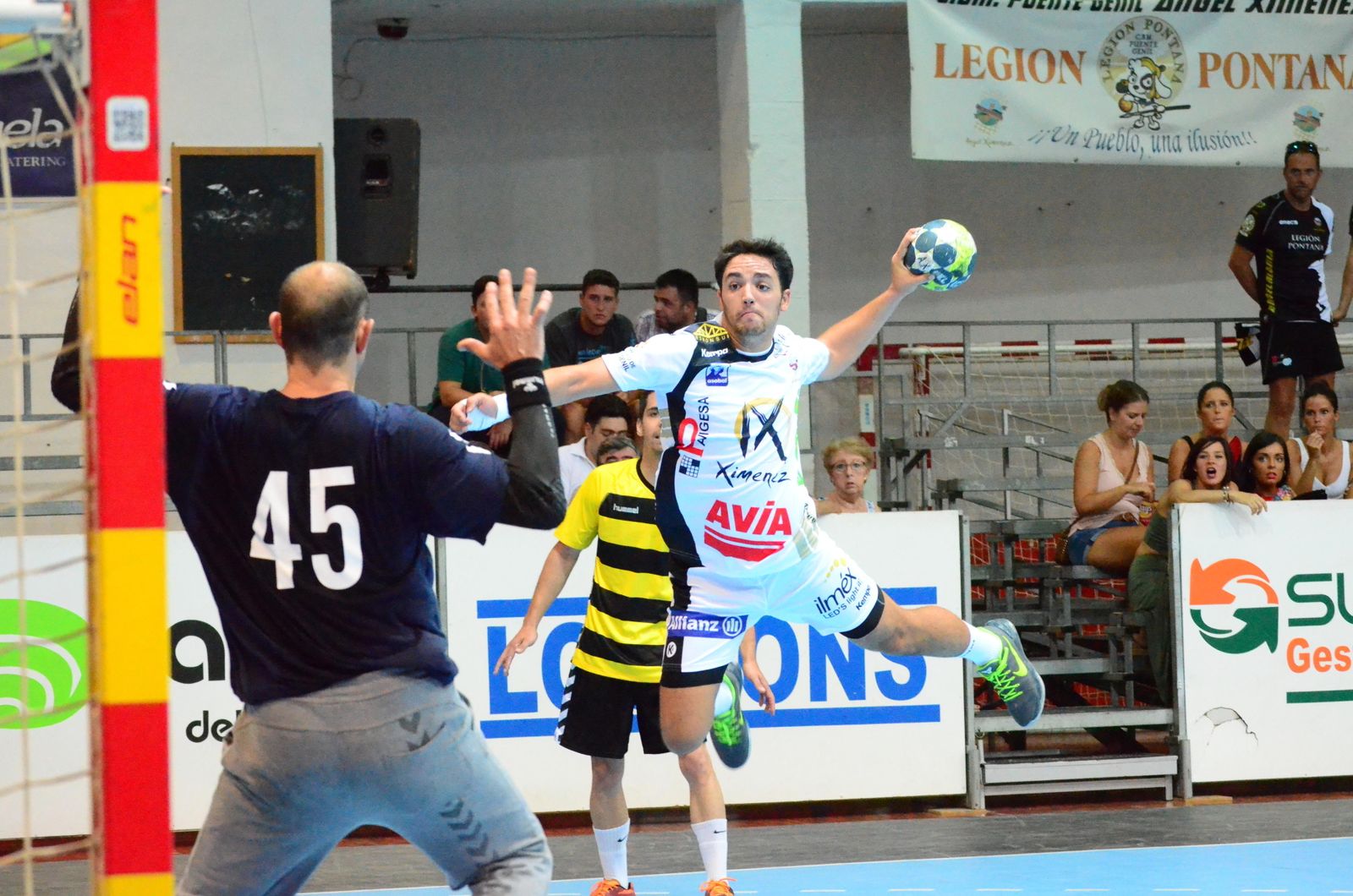 Podadera lanza ante la presencia de Hombrados.