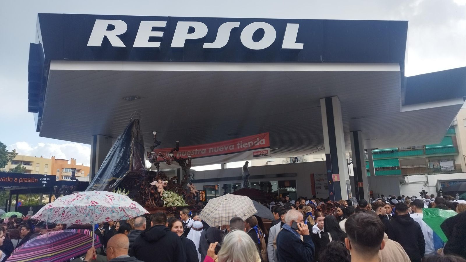 Ecce-Homo y Amor de Vélez-Málaga se refugian del aguacero en una gasolinera