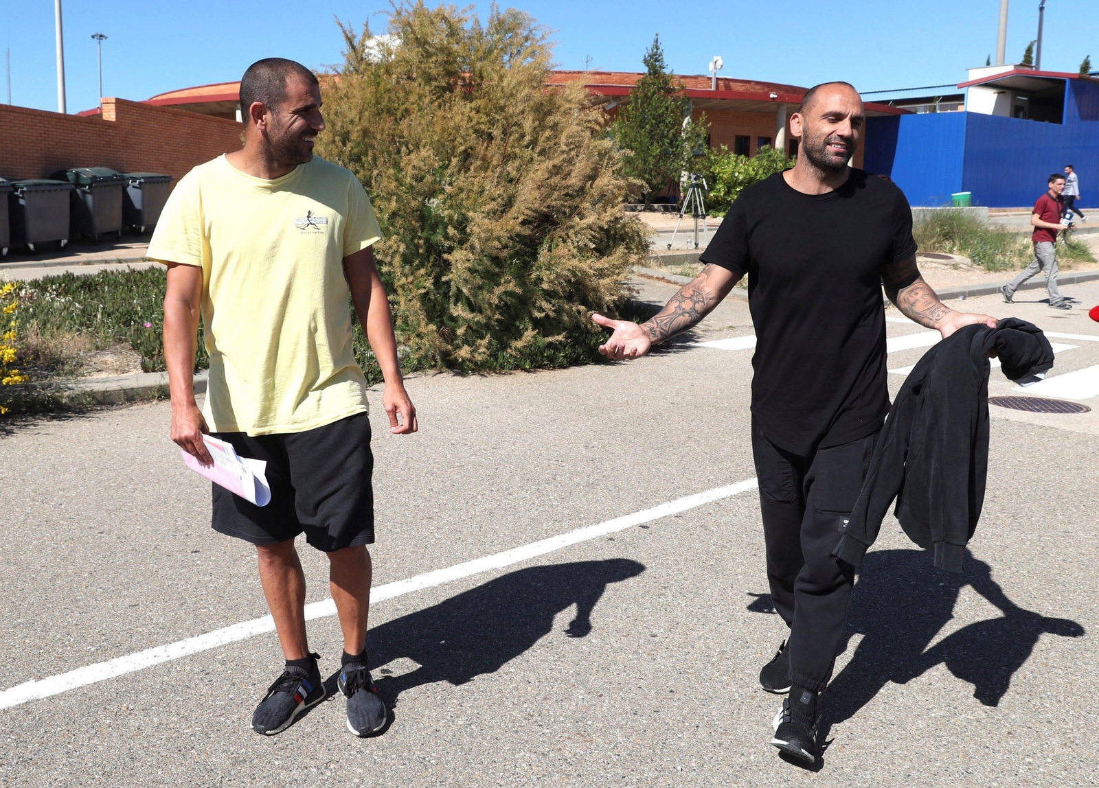 Carlos Aranda y Raúl Bravo, al salir de la cárcel.