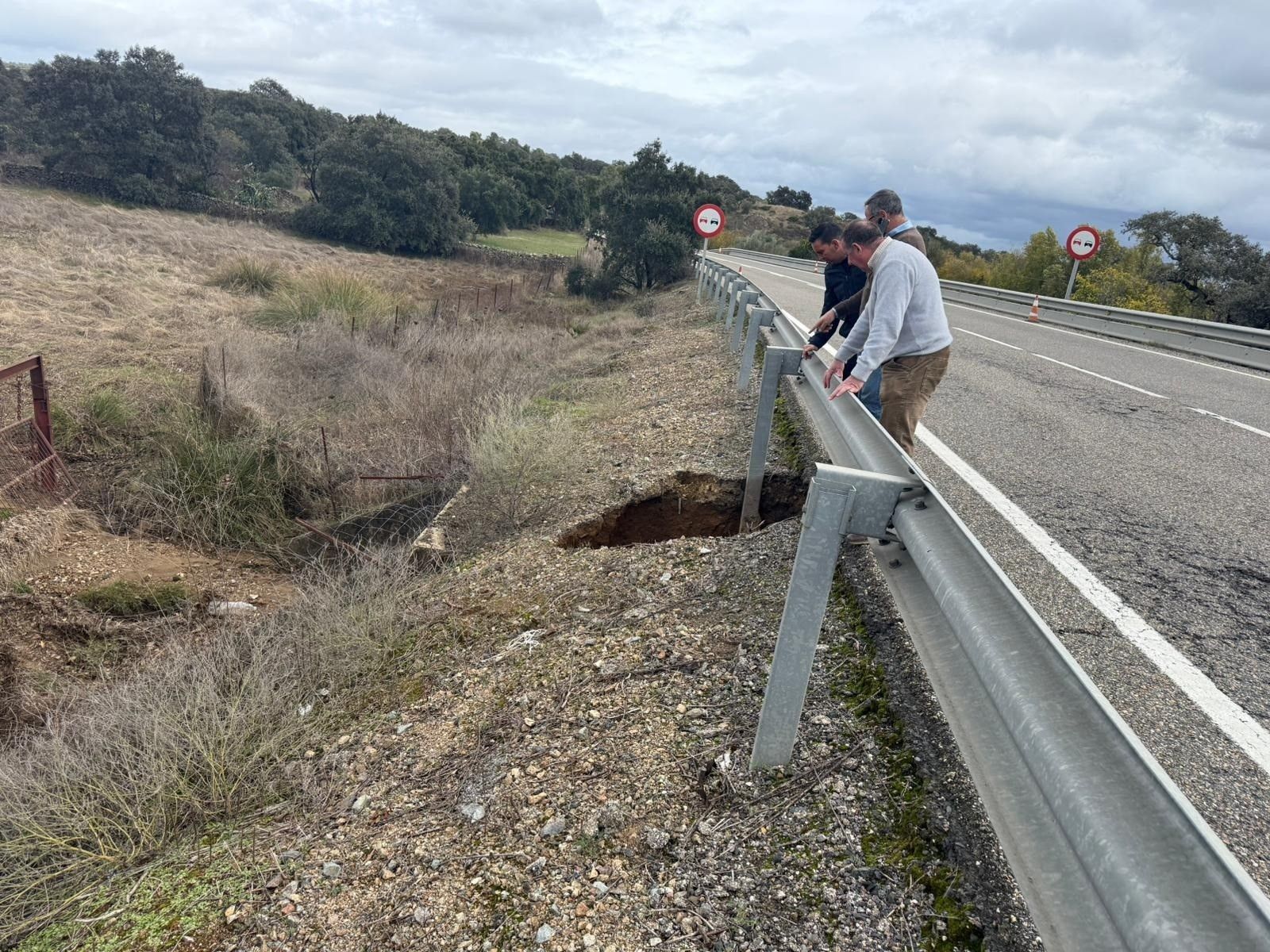 El segundo socavón en la carretera de El Castillo de las Guardas