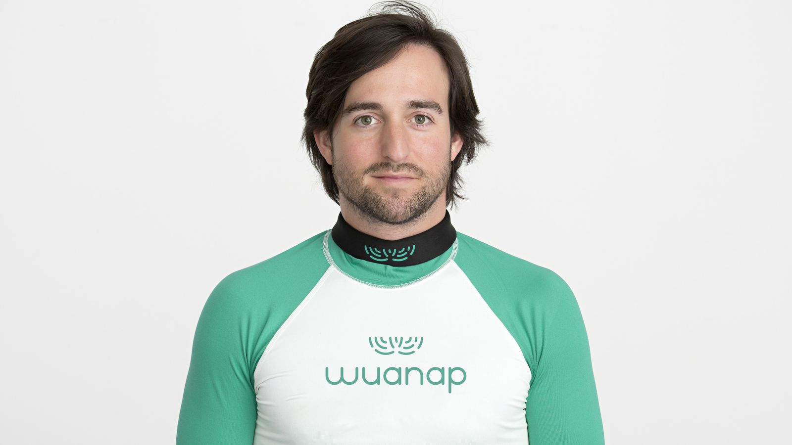 El collar inteligente se hincha cuando detecta una posibilidad de ahogamiento.