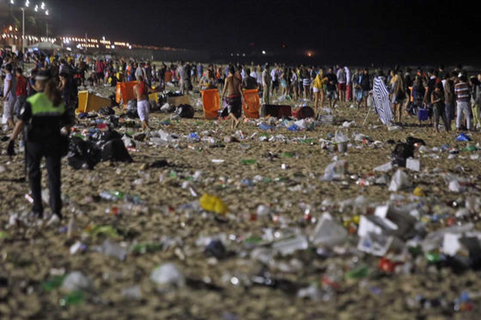 Los servicios de limpieza recogen 42 toneladas de residuos de la arena tras la noche de las barbacoas del Trofeo Carranza.

Foto: Jesus Marin