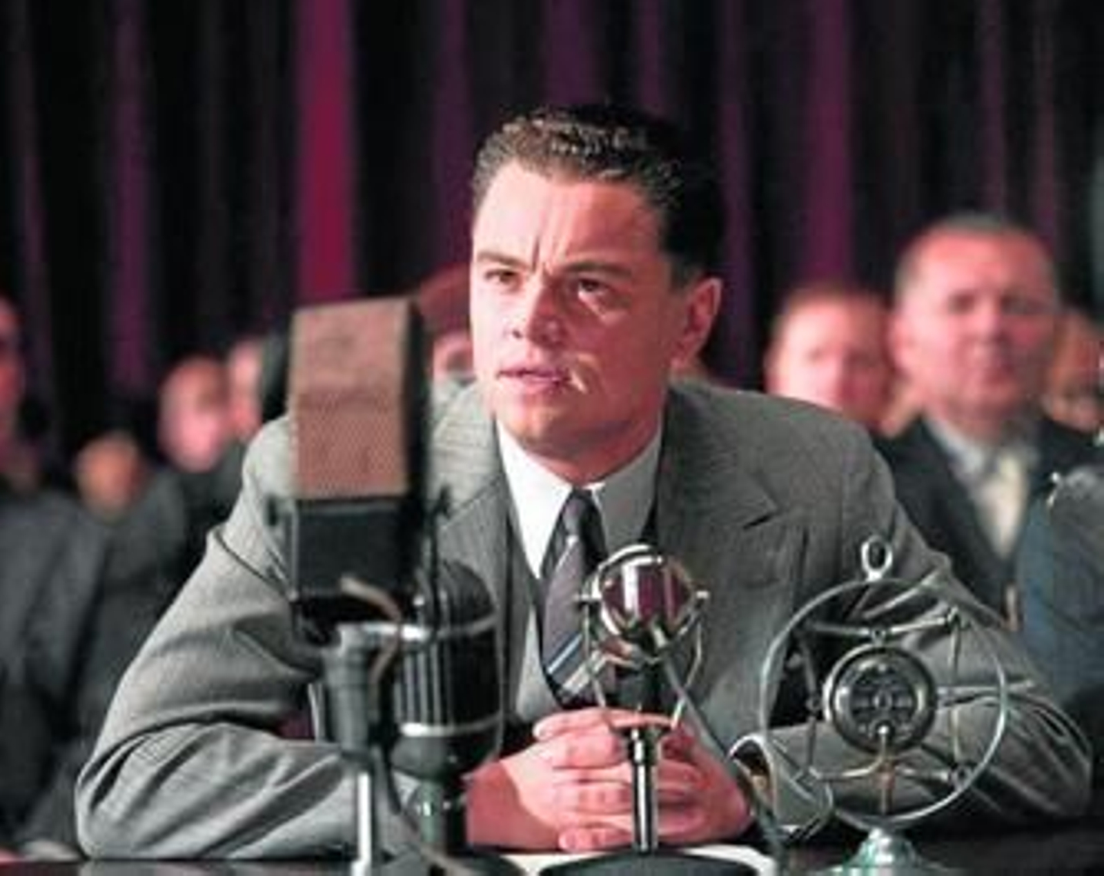 Leonardo DiCaprio, caracterizado como John Edgar Hoover en la película de Clint Eastwood.