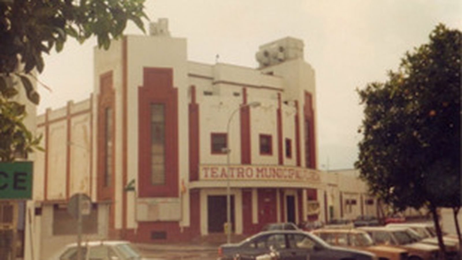 El teatro-cine Florida en 1987. A la izquierda se vé un popular quiosko-freiduria que vendía patatas fritas. A la derecha, la fachada de un cine de verano, el Delicias.