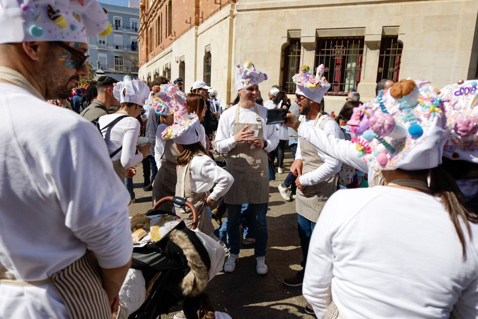 Así vive Cádiz su primer sábado de Carnaval: las imágenes de las batallas de copla y la fiesta en la calle