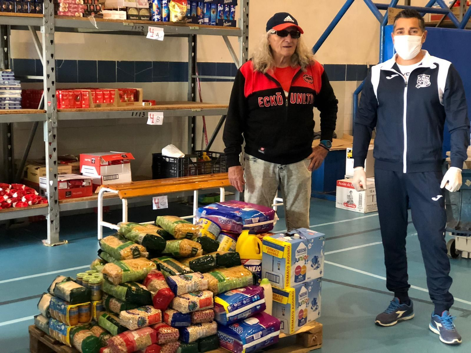 Miembros del Club Deportivo La Salle junto a los alimentos donados en el Kiko Narváez. Miembros del Club Deportivo La Salle junto a los alimentos donados en el Kiko Narváez.