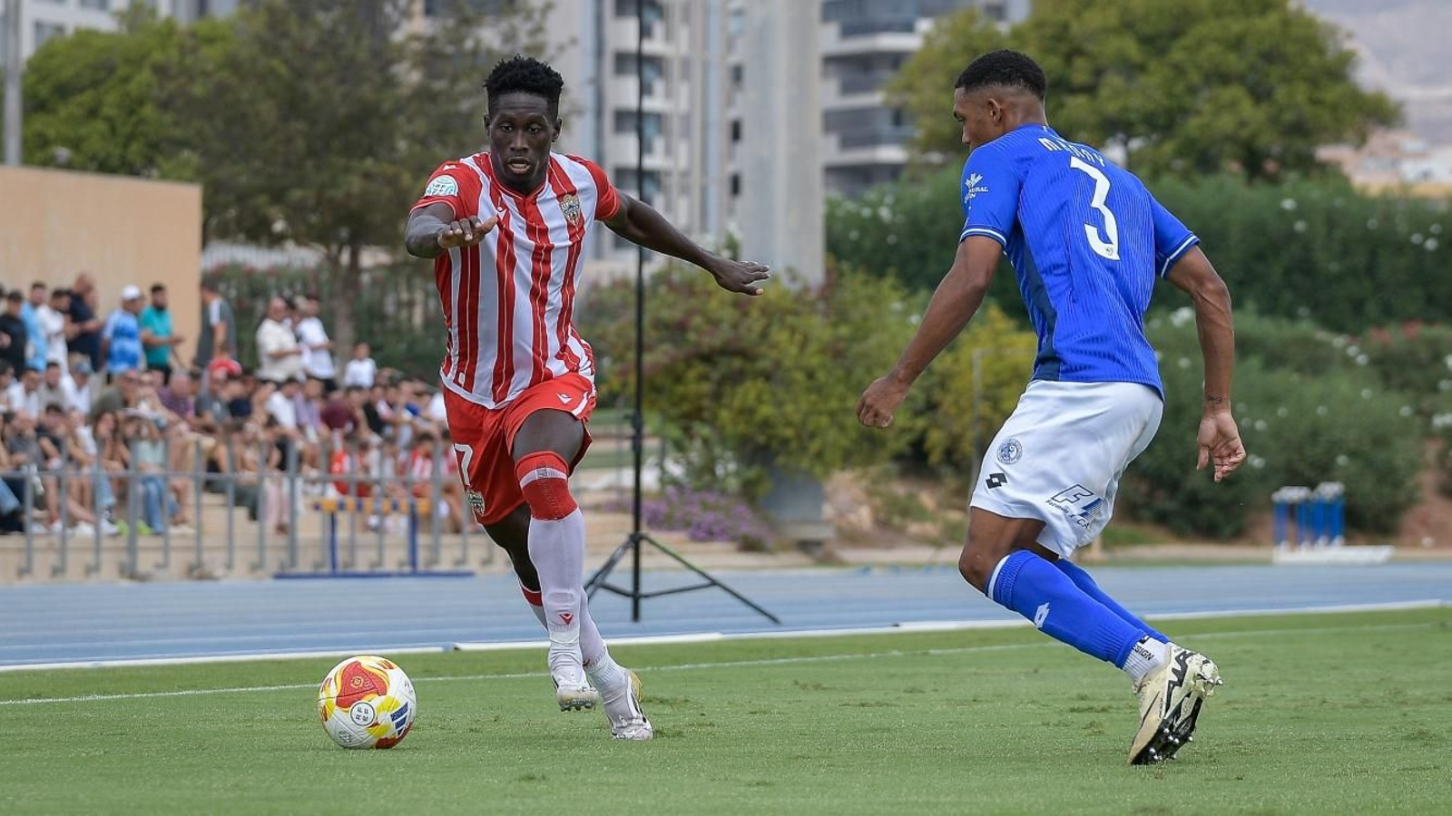 Marciano encara a Manny en el costado derecho.