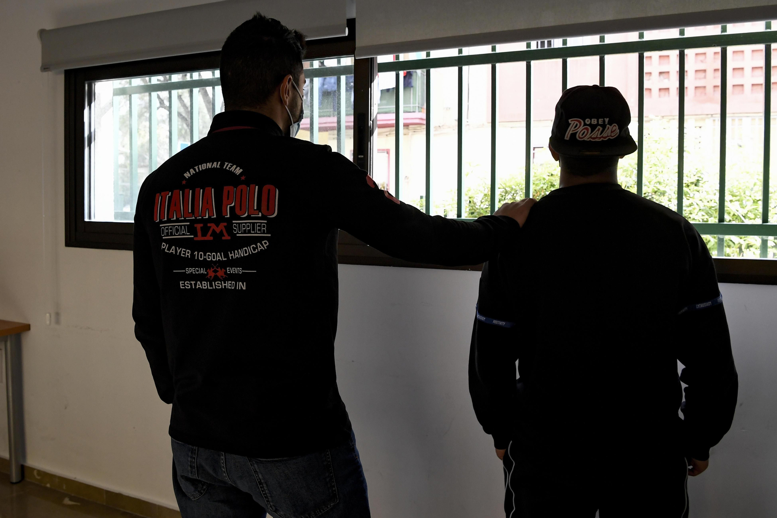 Dos jóvenes migrantes posan en el interior de la sede de la Asociación Marroquí en Granada Dos jóvenes migrantes posan en el interior de la sede de la Asociación Marroquí en Granada