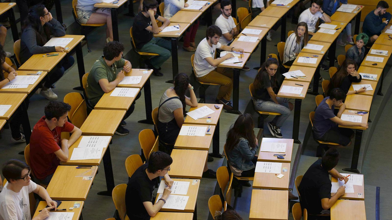 Jóvenes durante la realización de un examen en la universidad.