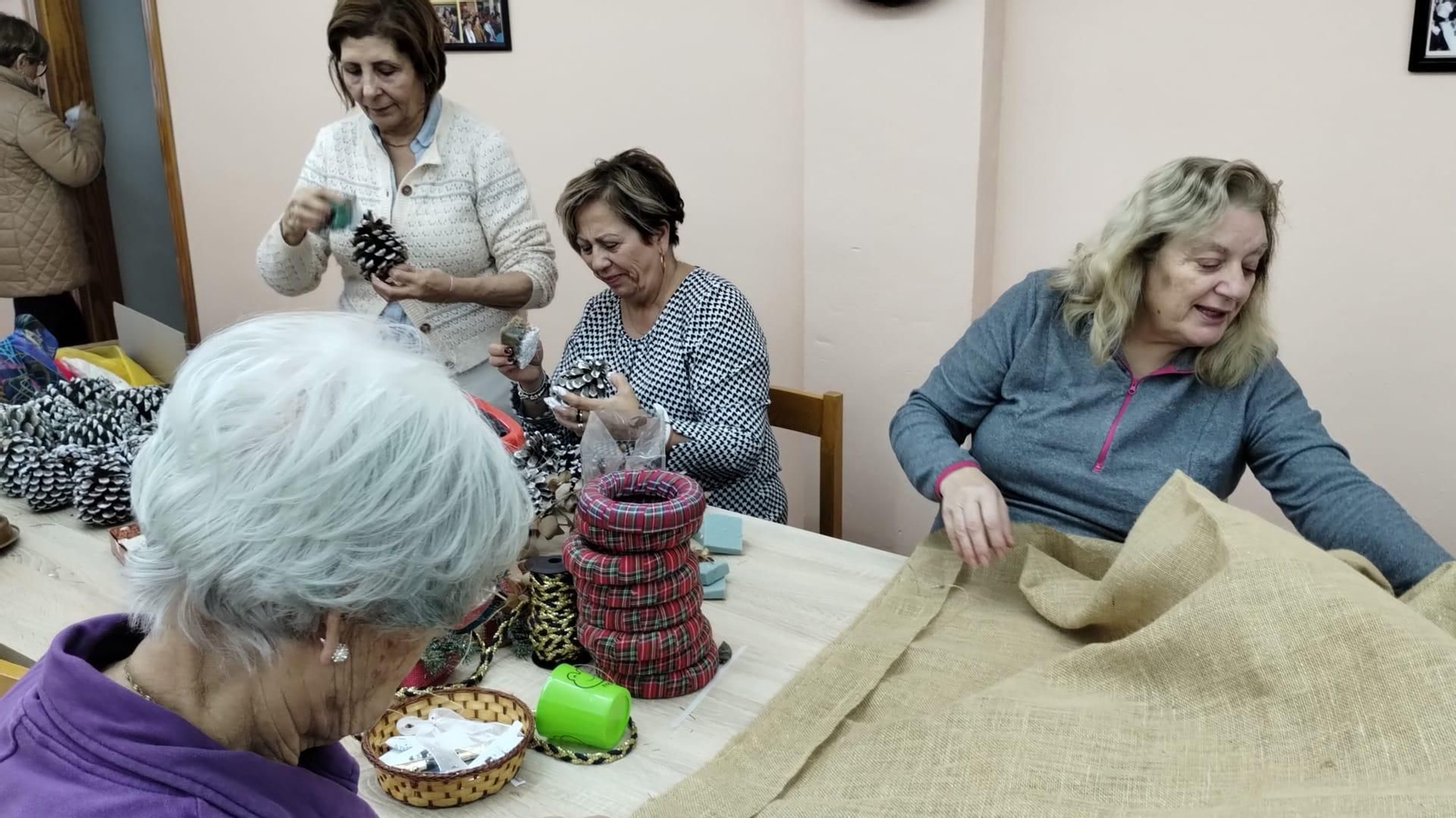 Las mujeres de Alhama de Almería alegran la Navidad