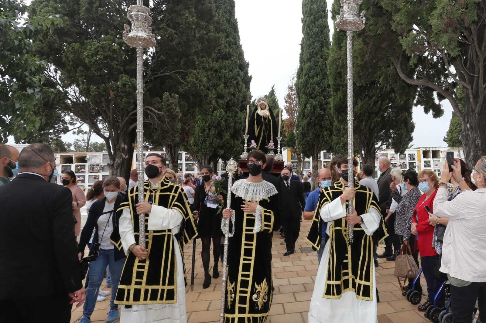 La Virgen de La Soledad, a su paso por el cementerio de El Puerto esta mañana.
