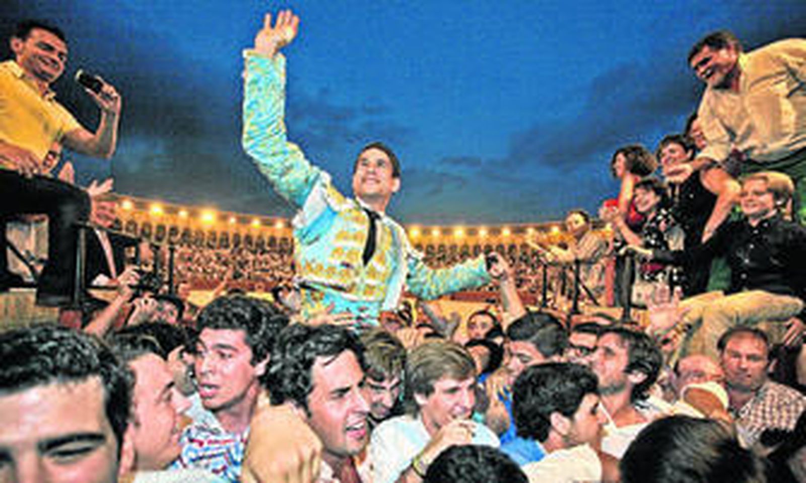 José María Manzanares, atravesando en hombros la Puerta del Príncipe, por tercera vez en su carrera; idolatrado por un nutrido grupo de jóvenes.