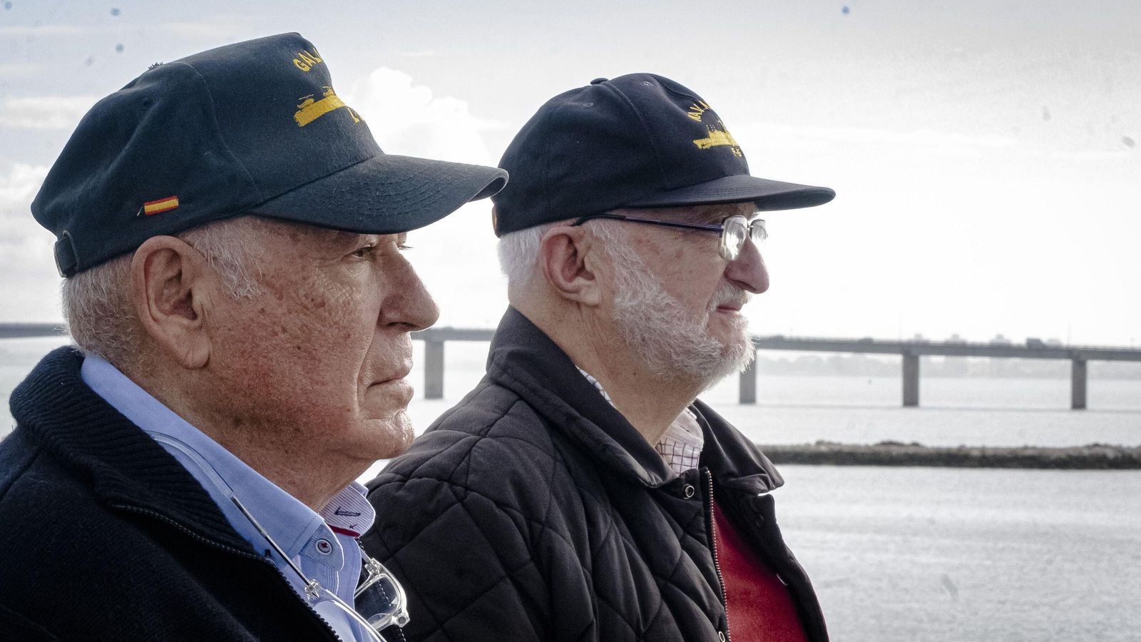 Umbría y Erce, fotografiados en la Estación Naval de Puntales con el puente Carranza al fondo. Umbría y Erce, fotografiados en la Estación Naval de Puntales con el puente Carranza al fondo.