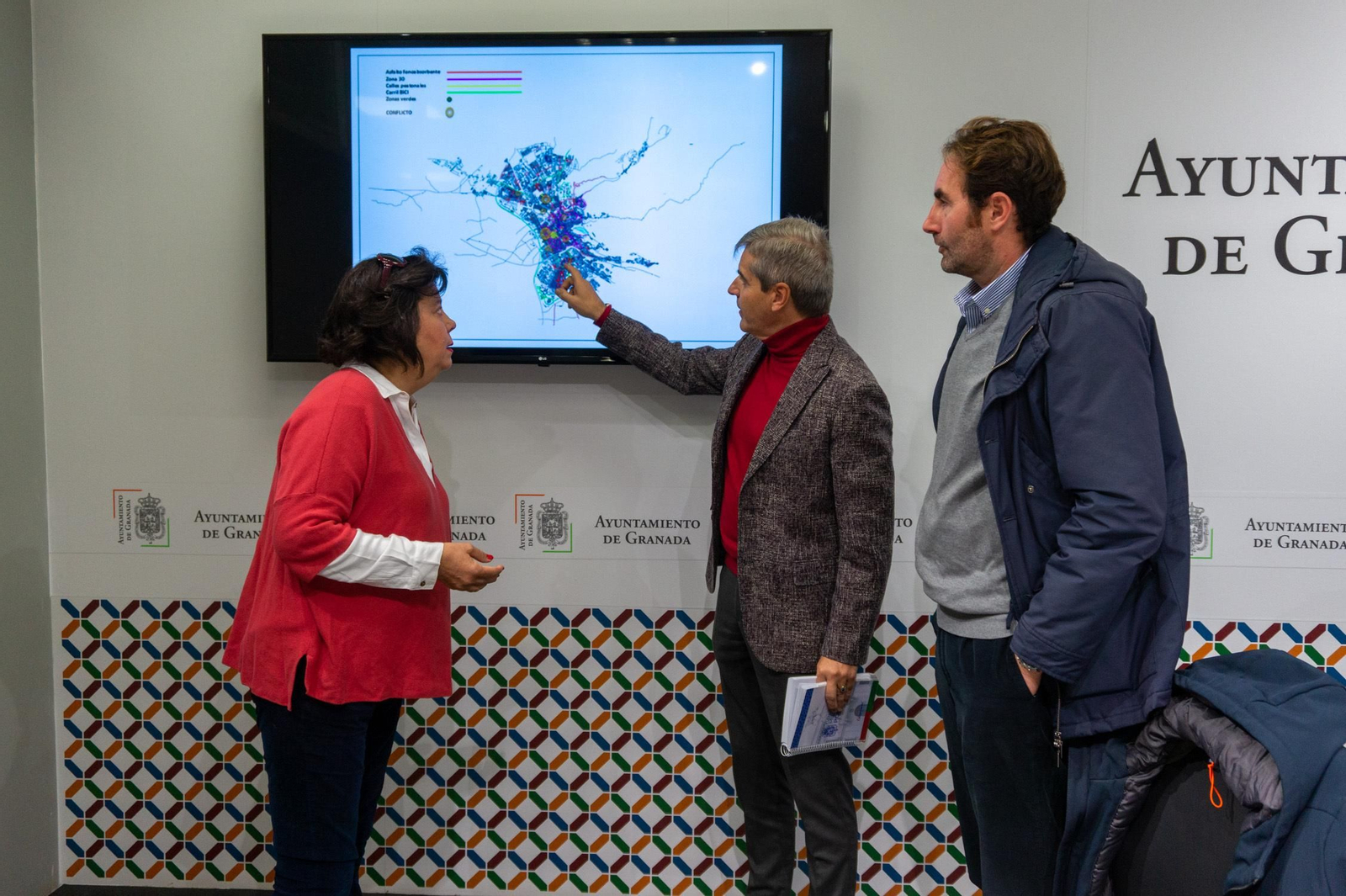 César Díaz con representantes de plataformas contra el ruido de Granada.