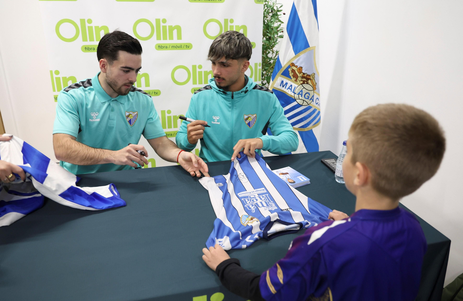 Kevin y Ramón firman a centenares de malaguistas