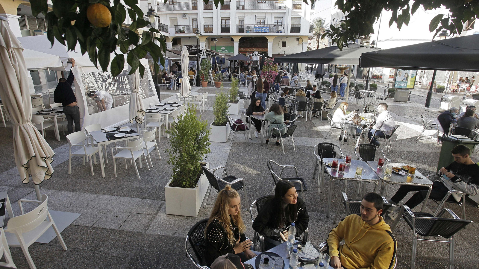 Ambiente en los bares y restaurantes de Algeciras en el fin de semana