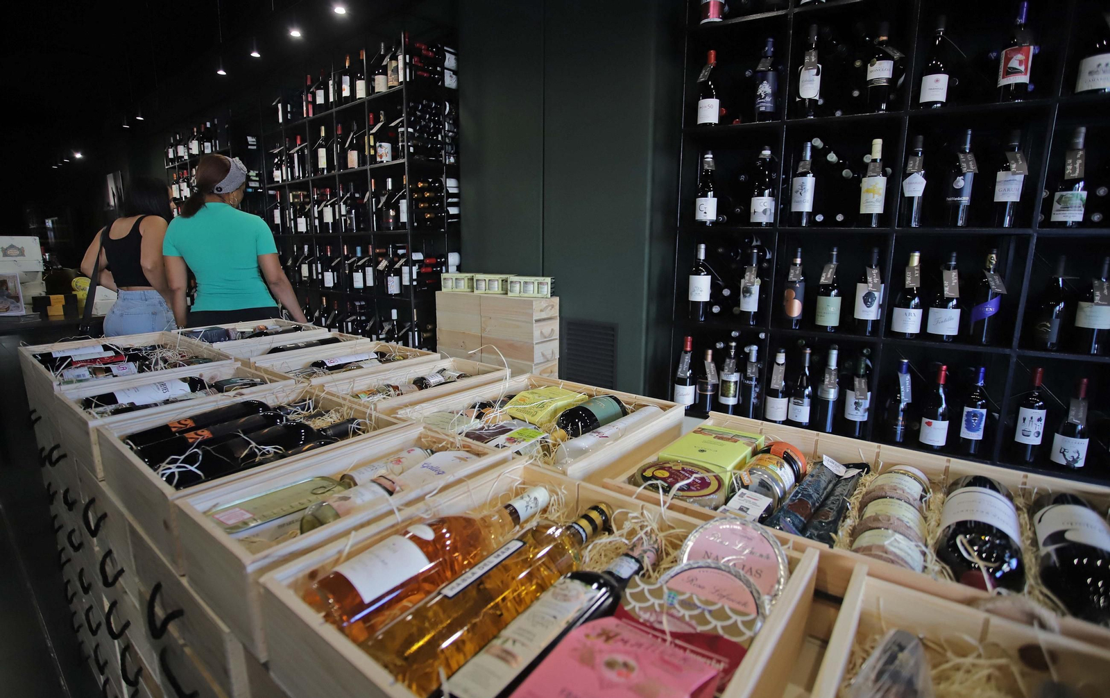 Fotos de la nueva enotienda de 'El Decantador' en Algeciras