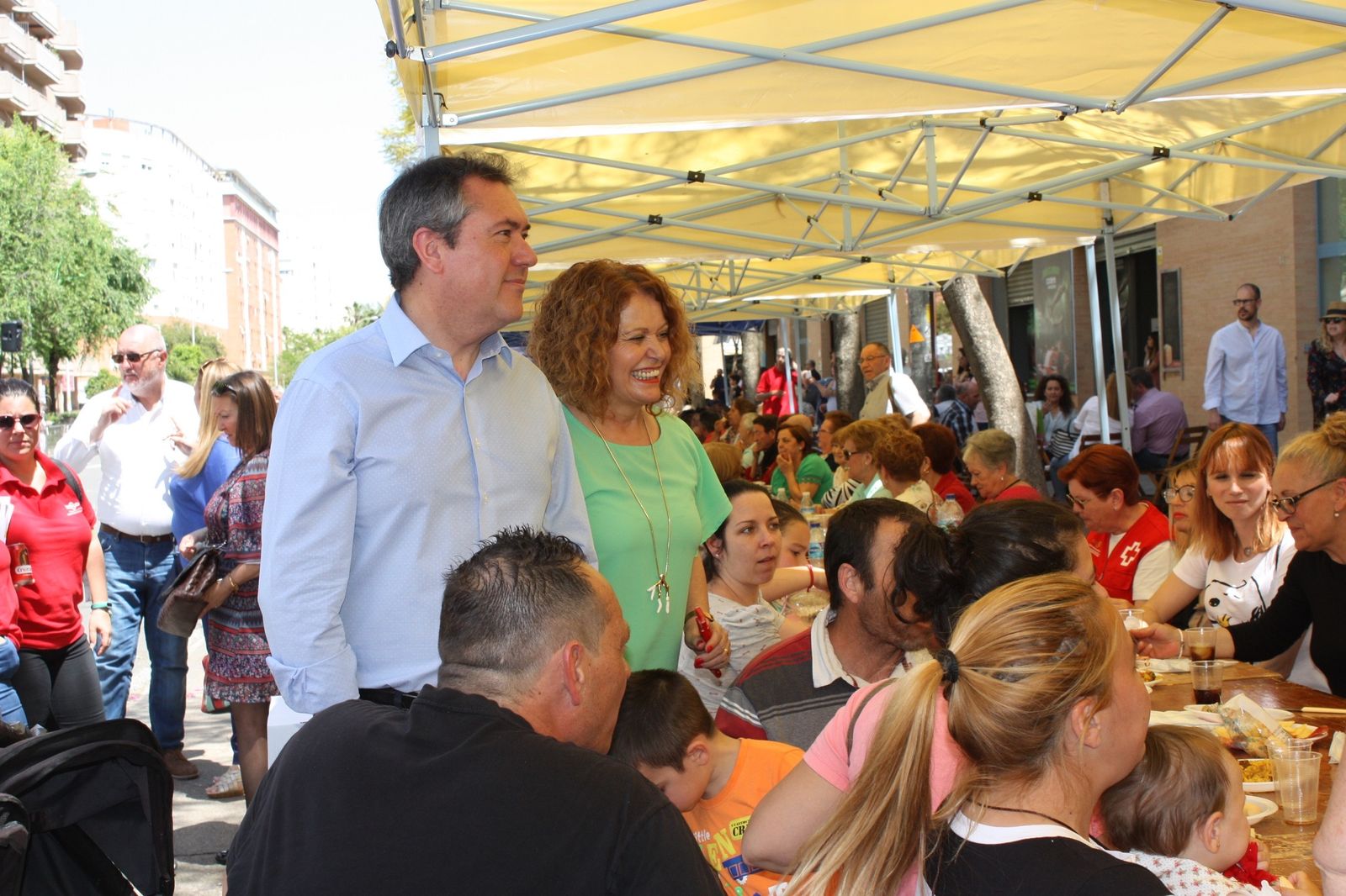 Juan Espadas y Adela Castaño, en la fiesta de Emilio Lemos.