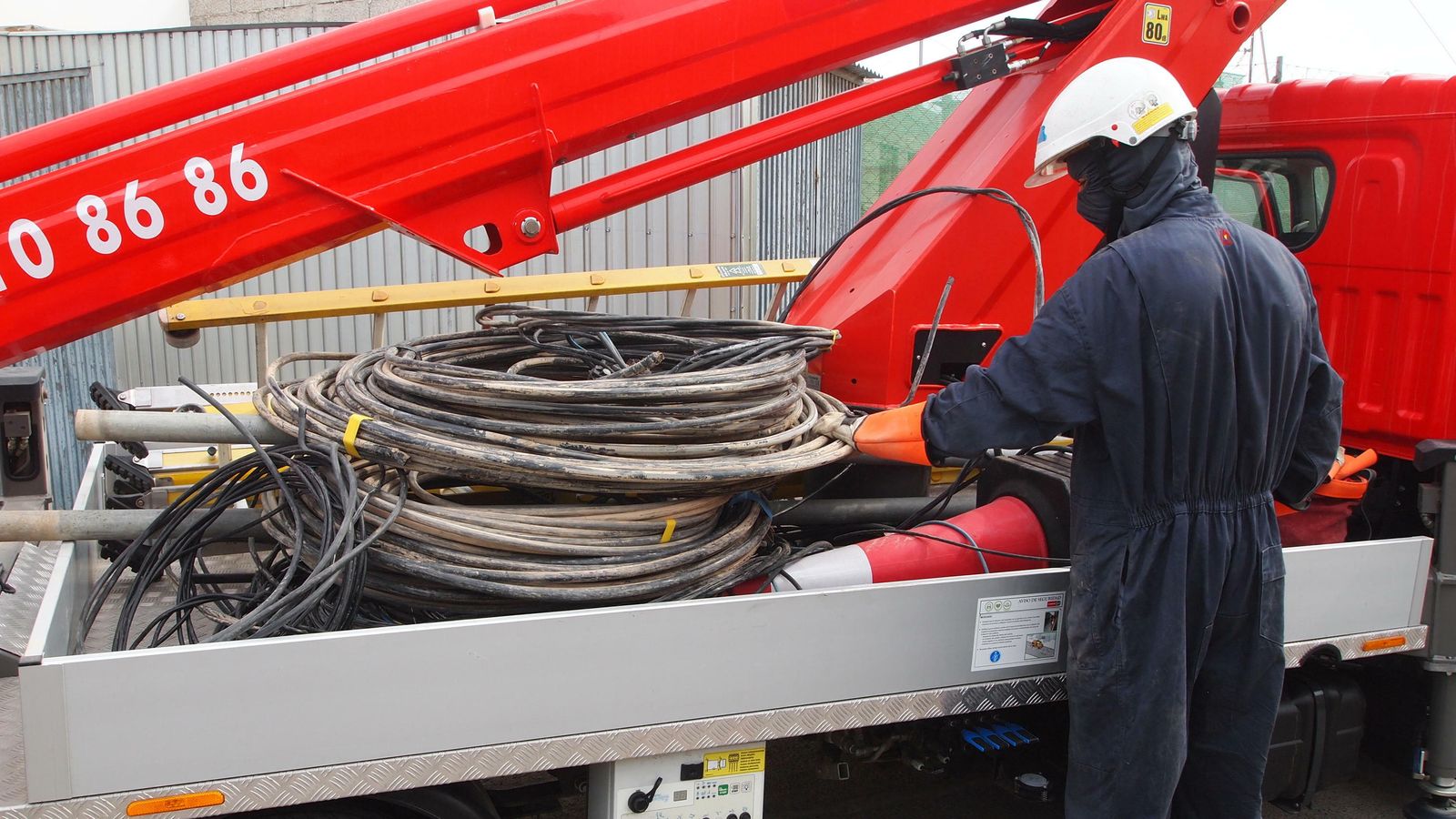 Más de 160 metros de cableado desmantelado en la operación contra el fraude masivo en el Pozo de la Tía Manolica de El Ejido