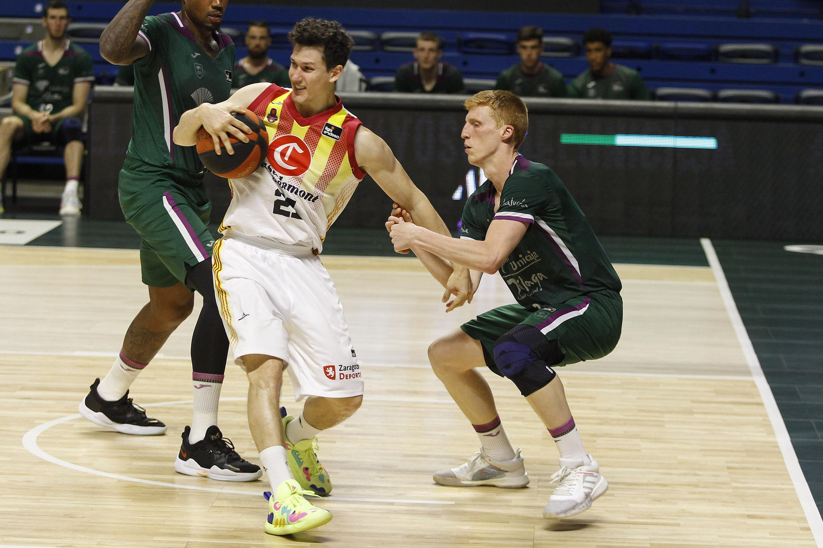 Alberto Díaz defiende a San Miguel.