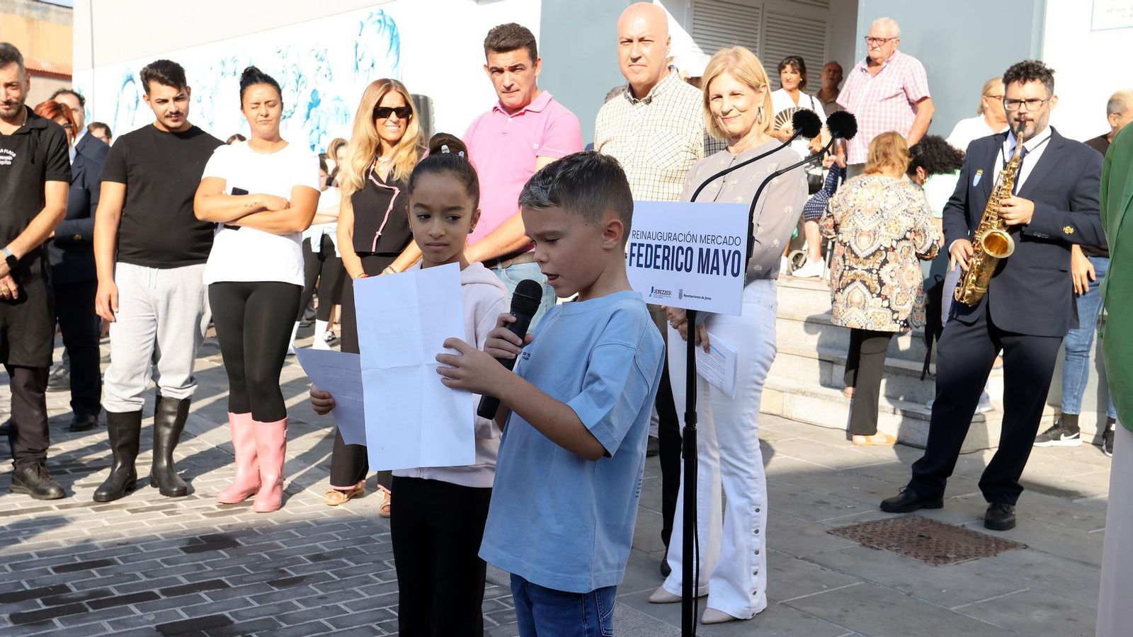 Representantes del alumnado de CEIP Federico MAyo que intervinieron en la reinaguración oficial del mercado.