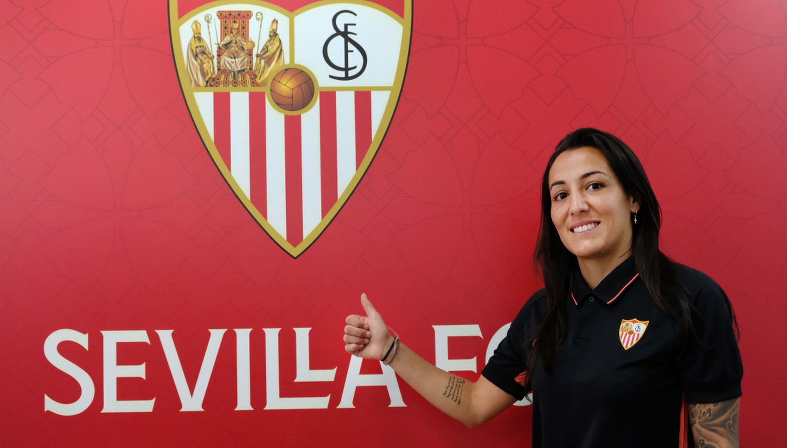 Kelly Gadéa posa delante del escudo del Sevilla.