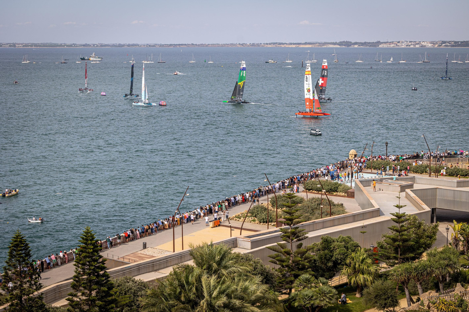 Búscate en SailGP Cádiz: La ciudad disfruta del ambiente del domingo con las actividades, las carreras y los bares