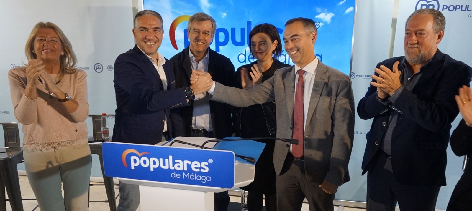 Bendodo y Lara estrechan sus manos tras la integración de Vecinos por Benalmádena en el PP.