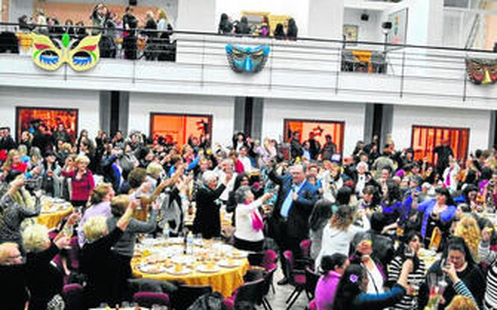 Las 600 personas asistentes brindaron en compañía del alcalde Eugenio Gonzálvez.