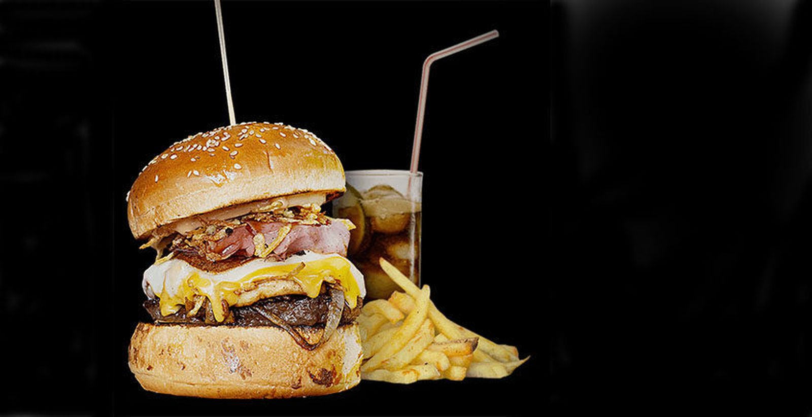 Una hamburguesa, refresco y patatas