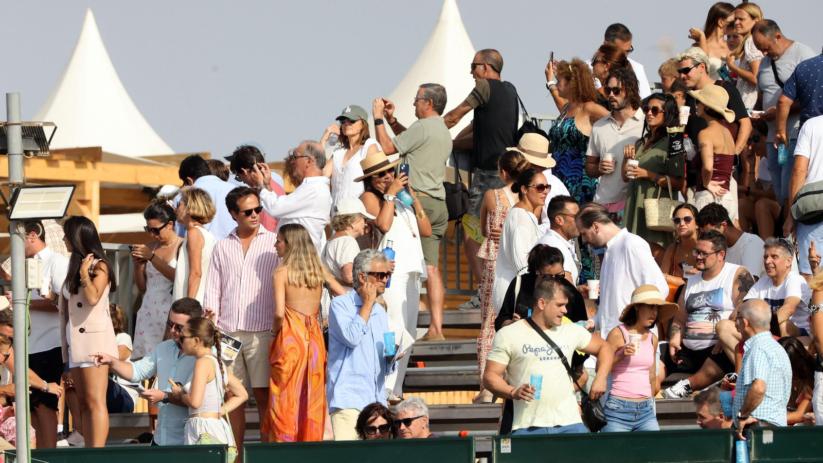 Imágenes del primer día del 2º ciclo de las Carreras de Caballos de Sanlucar
