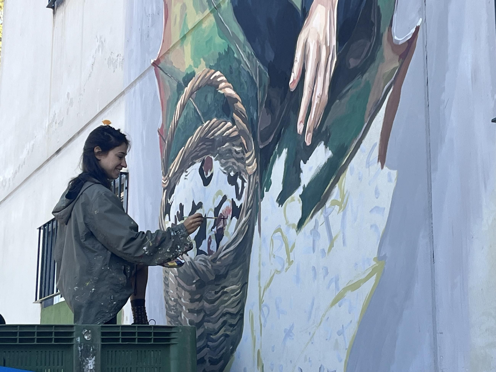 Natalia Escaño en el proceso creativo del mural.