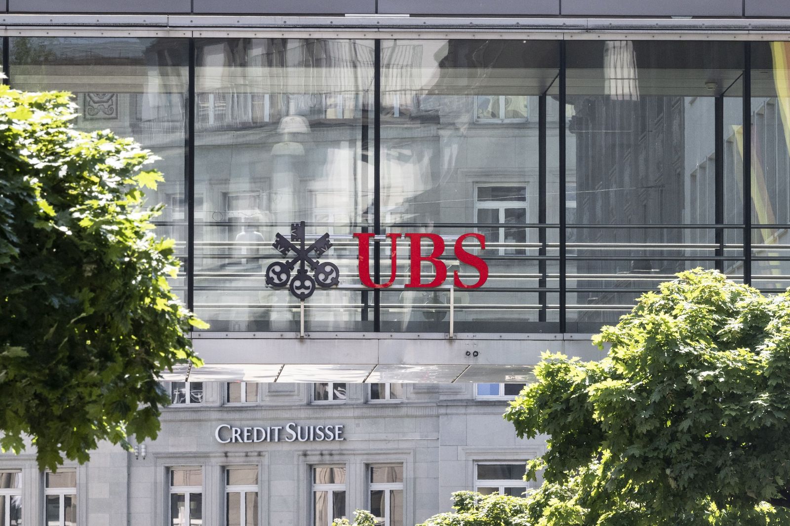 Logos de UBS y Credit Suisse en la fachada de dos edificios.
