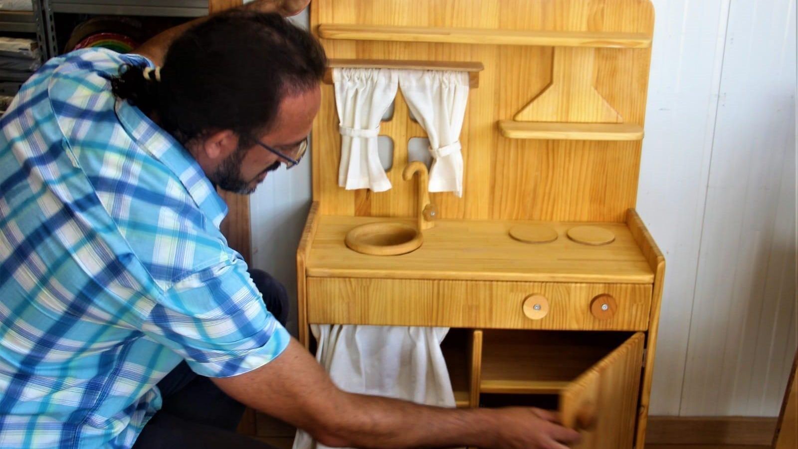 Una de las cocinitas artesanales que se elaboran en Ludimat.