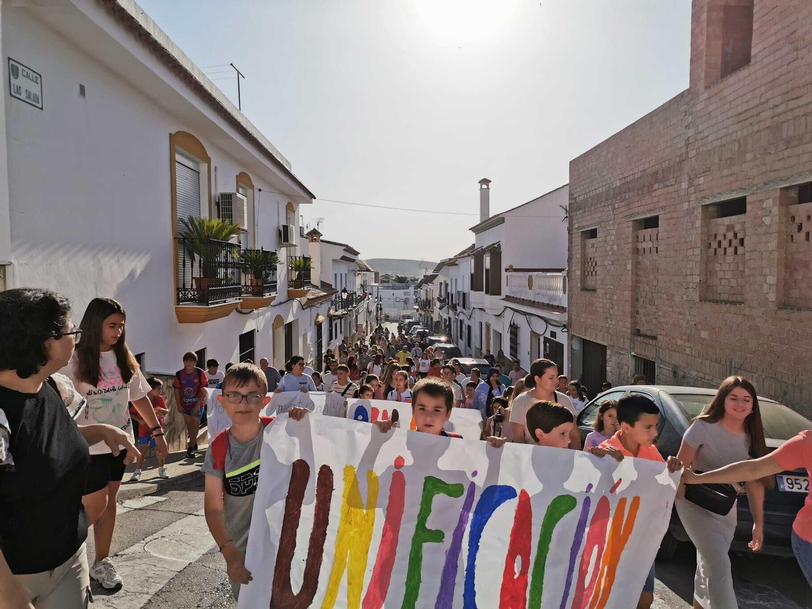 El alumnado del colegio Machado de Espera, este viernes , en una marcha por el pueblo.