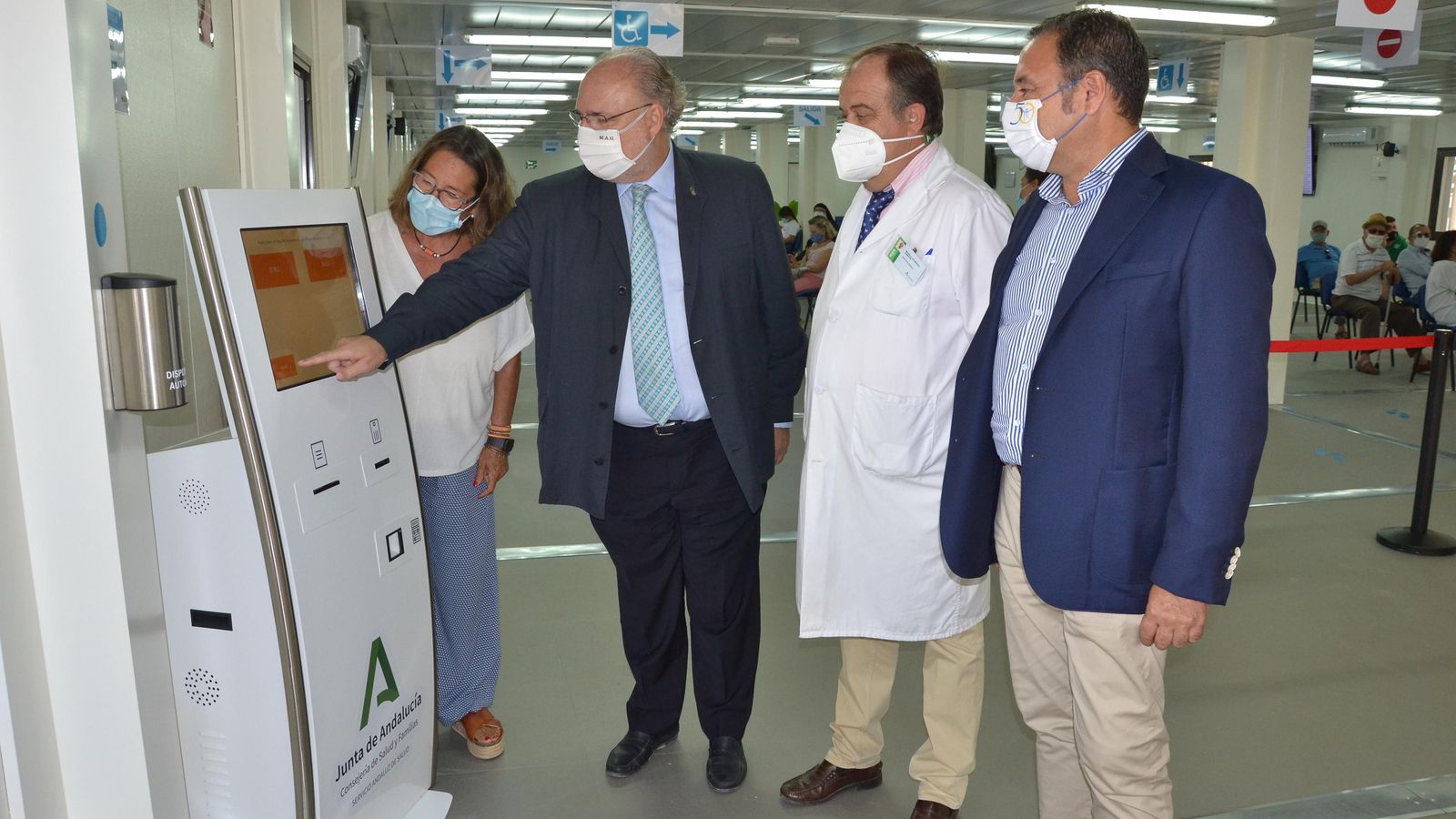 Uno de los momentos de la visita en una de las zonas renovadas.